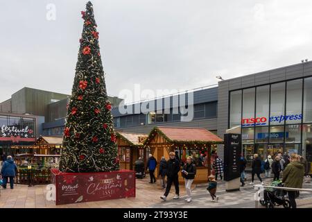 Festival Place Shopping Centre at Christmas, Basingstoke Town Centre, Hampshire, England, UK. Weihnachtsmarkt-Stände und geschmückter Weihnachtsbaum Stockfoto