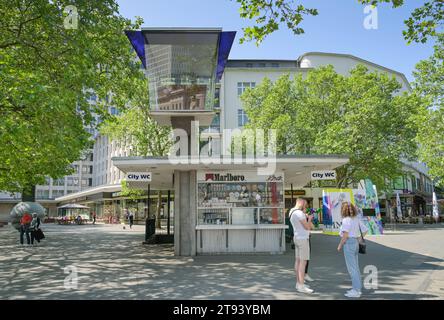 Historische Verkehrskanzel, Kiosk, Kurfürstendamm, Joachimsthaler Platz, Charlottenburg, Charlottenburg-Wilmersdorf, Berlin, Deutschland *** Ortsunterschrift *** , Berlin, Deutschland *** historische Verkehrskulpel, Kiosk, Kurfürstendamm, Joachimsthaler Platz, Charlottenburg, Charlottenburg Wilmersdorf, Berlin, Deutschland Lokalunterschrift , Berlin, Deutschland Stockfoto