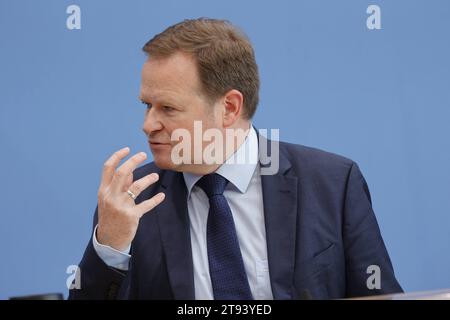 Frank Schwabe, der Beauftragte der Bundesregierung für Religions- und Weltanschauungsfreiheit, Deutschland, Berlin, Bundespressekonferenz, Thema: 3. Bericht der Bundesregierung zur weltweiten Lage der Religions- und Weltanschauungsfreiheit *** Frank Schwabe, Beauftragter der Bundesregierung für Religions- und Weltanschauungsfreiheit, Deutschland, Berlin, Bundespressekonferenz, Thema 3 Bericht der Bundesregierung zur globalen Lage der Religions- und Weltanschauungsfreiheit Stockfoto