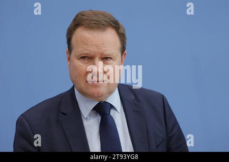 Frank Schwabe, der Beauftragte der Bundesregierung für Religions- und Weltanschauungsfreiheit, Deutschland, Berlin, Bundespressekonferenz, Thema: 3. Bericht der Bundesregierung zur weltweiten Lage der Religions- und Weltanschauungsfreiheit *** Frank Schwabe, Beauftragter der Bundesregierung für Religions- und Weltanschauungsfreiheit, Deutschland, Berlin, Bundespressekonferenz, Thema 3 Bericht der Bundesregierung zur globalen Lage der Religions- und Weltanschauungsfreiheit Stockfoto