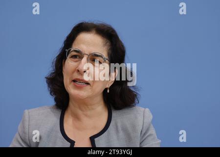 Prof. Nazila Ghanea, VN-Sonderberichterstatterin für Religions- oder Glaubensfreiheit, Deutschland, Berlin, Bundespressekonferenz, Thema: 3. Bericht der Bundesregierung zur weltweiten Lage der Religions- und Weltanschauungsfreiheit *** Prof. Nazila Ghanea, UN-Sonderberichterstatter zur Religions- und Weltanschauungsfreiheit, Deutschland, Berlin, Bundespressekonferenz, Thema 3 Bericht der Bundesregierung zur globalen Lage der Religions- und Weltanschauungsfreiheit Stockfoto