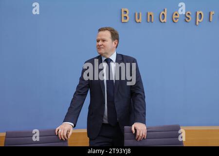 Frank Schwabe, der Beauftragte der Bundesregierung für Religions- und Weltanschauungsfreiheit, Deutschland, Berlin, Bundespressekonferenz, Thema: 3. Bericht der Bundesregierung zur weltweiten Lage der Religions- und Weltanschauungsfreiheit *** Frank Schwabe, Beauftragter der Bundesregierung für Religions- und Weltanschauungsfreiheit, Deutschland, Berlin, Bundespressekonferenz, Thema 3 Bericht der Bundesregierung zur globalen Lage der Religions- und Weltanschauungsfreiheit Stockfoto