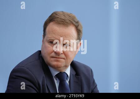 Frank Schwabe, der Beauftragte der Bundesregierung für Religions- und Weltanschauungsfreiheit, Deutschland, Berlin, Bundespressekonferenz, Thema: 3. Bericht der Bundesregierung zur weltweiten Lage der Religions- und Weltanschauungsfreiheit *** Frank Schwabe, Beauftragter der Bundesregierung für Religions- und Weltanschauungsfreiheit, Deutschland, Berlin, Bundespressekonferenz, Thema 3 Bericht der Bundesregierung zur globalen Lage der Religions- und Weltanschauungsfreiheit Stockfoto