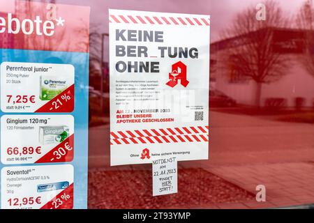 Meitingen, Bayern, Deutschland - 22. November 2023: Thematischer Bilderapothekenstreik in Bayern am 22. November. Geschlossene Apotheke mit Streik, keine Beratung ohne Apothekenslogan *** Themenbild Apothekenstreik in Bayern am 22. November. Geschlossene Apotheke mit Hinweis auf Streik, keine Beratung ohne Apotheke Slogan Stockfoto