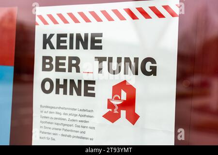 Meitingen, Bayern, Deutschland - 22. November 2023: Thematischer Bilderapothekenstreik in Bayern am 22. November. Geschlossene Apotheke mit Streik, keine Beratung ohne Apothekenslogan *** Themenbild Apothekenstreik in Bayern am 22. November. Geschlossene Apotheke mit Hinweis auf Streik, keine Beratung ohne Apotheke Slogan Stockfoto