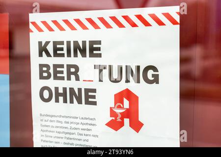 Meitingen, Bayern, Deutschland - 22. November 2023: Thematischer Bilderapothekenstreik in Bayern am 22. November. Geschlossene Apotheke mit Streik, keine Beratung ohne Apothekenslogan *** Themenbild Apothekenstreik in Bayern am 22. November. Geschlossene Apotheke mit Hinweis auf Streik, keine Beratung ohne Apotheke Slogan Stockfoto