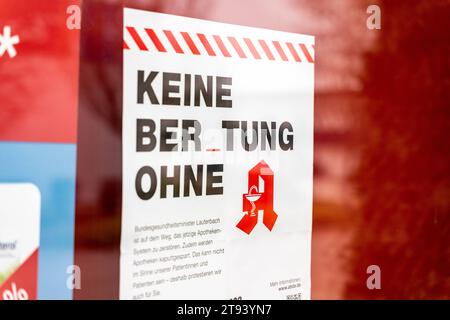 Meitingen, Bayern, Deutschland - 22. November 2023: Thematischer Bilderapothekenstreik in Bayern am 22. November. Geschlossene Apotheke mit Streik, keine Beratung ohne Apothekenslogan *** Themenbild Apothekenstreik in Bayern am 22. November. Geschlossene Apotheke mit Hinweis auf Streik, keine Beratung ohne Apotheke Slogan Stockfoto