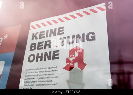 Meitingen, Bayern, Deutschland - 22. November 2023: Thematischer Bilderapothekenstreik in Bayern am 22. November. Geschlossene Apotheke mit Streik, keine Beratung ohne Apothekenslogan *** Themenbild Apothekenstreik in Bayern am 22. November. Geschlossene Apotheke mit Hinweis auf Streik, keine Beratung ohne Apotheke Slogan Stockfoto