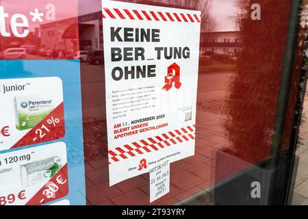 Meitingen, Bayern, Deutschland - 22. November 2023: Thematischer Bilderapothekenstreik in Bayern am 22. November. Geschlossene Apotheke mit Streik, keine Beratung ohne Apothekenslogan *** Themenbild Apothekenstreik in Bayern am 22. November. Geschlossene Apotheke mit Hinweis auf Streik, keine Beratung ohne Apotheke Slogan Stockfoto