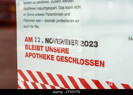 Meitingen, Bayern, Deutschland - 22. November 2023: Thematischer Bilderapothekenstreik in Bayern am 22. November. Geschlossene Apotheke mit Streik, keine Beratung ohne Apothekenslogan *** Themenbild Apothekenstreik in Bayern am 22. November. Geschlossene Apotheke mit Hinweis auf Streik, keine Beratung ohne Apotheke Slogan Stockfoto