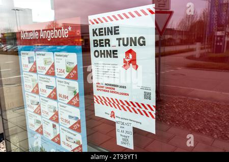 Meitingen, Bayern, Deutschland - 22. November 2023: Thematischer Bilderapothekenstreik in Bayern am 22. November. Geschlossene Apotheke mit Streik, keine Beratung ohne Apothekenslogan *** Themenbild Apothekenstreik in Bayern am 22. November. Geschlossene Apotheke mit Hinweis auf Streik, keine Beratung ohne Apotheke Slogan Stockfoto