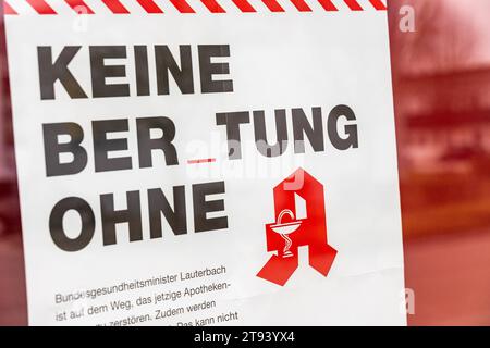 Meitingen, Bayern, Deutschland - 22. November 2023: Thematischer Bilderapothekenstreik in Bayern am 22. November. Geschlossene Apotheke mit Streik, keine Beratung ohne Apothekenslogan *** Themenbild Apothekenstreik in Bayern am 22. November. Geschlossene Apotheke mit Hinweis auf Streik, keine Beratung ohne Apotheke Slogan Credit: Imago/Alamy Live News Stockfoto