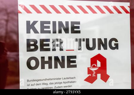 Meitingen, Bayern, Deutschland - 22. November 2023: Thematischer Bilderapothekenstreik in Bayern am 22. November. Geschlossene Apotheke mit Streik, keine Beratung ohne Apothekenslogan *** Themenbild Apothekenstreik in Bayern am 22. November. Geschlossene Apotheke mit Hinweis auf Streik, keine Beratung ohne Apotheke Slogan Credit: Imago/Alamy Live News Stockfoto