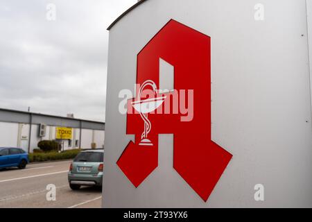 Meitingen, Bayern, Deutschland - 22. November 2023: Thematischer Bilderapothekenstreik in Bayern am 22. November. Logo einer Apotheke *** Themenbild Apothekenstreik in Bayern am 22. November. Logo einer Apotheke Credit: Imago/Alamy Live News Stockfoto