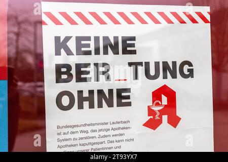 Meitingen, Bayern, Deutschland - 22. November 2023: Thematischer Bilderapothekenstreik in Bayern am 22. November. Geschlossene Apotheke mit Streik, keine Beratung ohne Apothekenslogan *** Themenbild Apothekenstreik in Bayern am 22. November. Geschlossene Apotheke mit Hinweis auf Streik, keine Beratung ohne Apotheke Slogan Credit: Imago/Alamy Live News Stockfoto