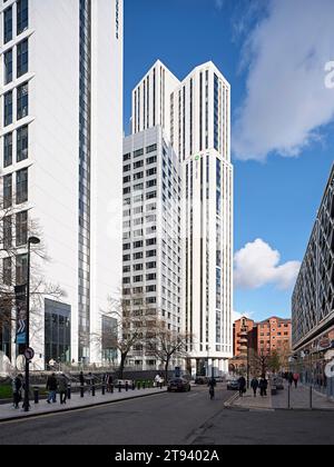 Neues Hochhaus im urbanen Kontext. Altus House, Leeds, Großbritannien. Architekt: O'Connell East Architects, 2022. Stockfoto