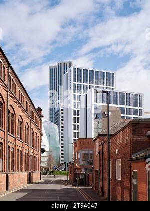 Hochhaus im urbanen Kontext. Altus House, Leeds, Großbritannien. Architekt: O'Connell East Architects, 2022. Stockfoto