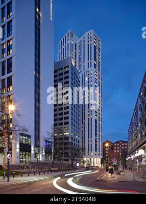 Neue Studentenunterkünfte im Kontext der Dämmerung. Altus House, Leeds, Großbritannien. Architekt: O'Connell East Architects, 2022. Stockfoto