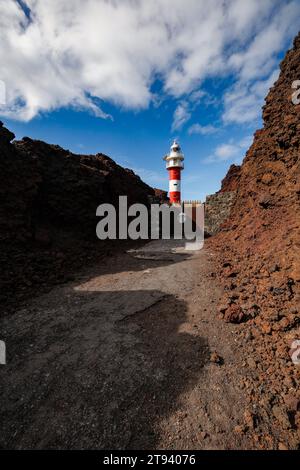 Hochauflösendes, skurriles Reisebild des Leuchtturms Punta de Teno bei gutem Sonnenlicht und negativem Raum, Teneˈɾife; Teneriffa, Kanarische Inseln, Stockfoto
