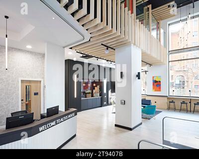 Rezeption und Lounge im Erdgeschoss. Altus House, Leeds, Großbritannien. Architekt: O'Connell East Architects, 2022. Stockfoto