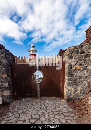 Hochauflösendes, skurriles Reisebild des Leuchtturms Punta de Teno bei gutem Sonnenlicht und negativem Raum, Teneˈɾife; Teneriffa, Kanarische Inseln, Stockfoto