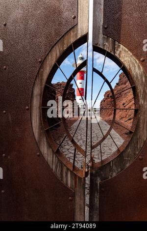 Hochauflösendes, skurriles Reisebild des Leuchtturms Punta de Teno bei gutem Sonnenlicht und negativem Raum, Teneˈɾife; Teneriffa, Kanarische Inseln, Stockfoto