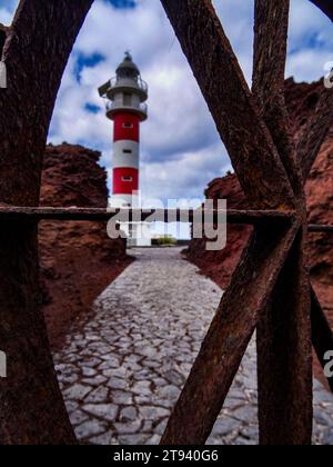 Hochauflösendes, skurriles Reisebild des Leuchtturms Punta de Teno bei gutem Sonnenlicht und negativem Raum, Teneˈɾife; Teneriffa, Kanarische Inseln, Stockfoto