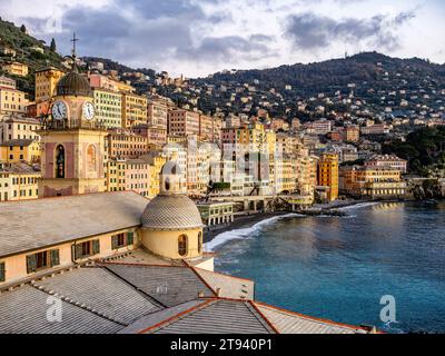 Nahaufnahme des Glockenturms von Camogli Stockfoto