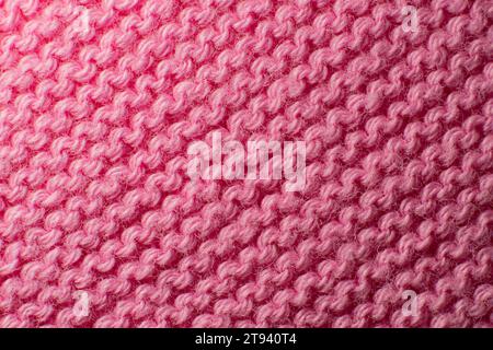 Textur des Stoffes eines rosa Pullovers. Stockfoto
