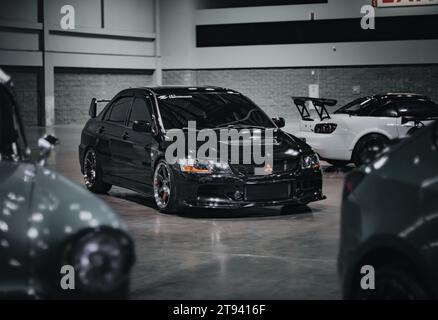 Ein sauberer Mitsubishi Evo auf einer Autoshow, der unter den Lichtern schön aussieht Stockfoto