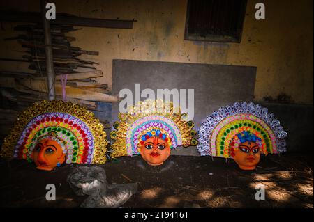 Ein Dorfidol-Künstler stellt große Farbmasken her, die Purulia Chhau Tanzmasken nachempfunden sind (Purulia Chhau Tanz ist auf der UNESCO-Liste der Tänze aufgeführt) von Göttinnen, Tieren und Rakshasas (humanoide Dämonen oder ungerechte Geister) wie hinduistische Mythologie-Charaktere aus Ton. Der Künstler malt dann die Götzenbilder mit Farbe, um sie in einem Jagaddhatri Puja Pandal zu installieren. Tehatta, Westbengalen, Indien. Stockfoto