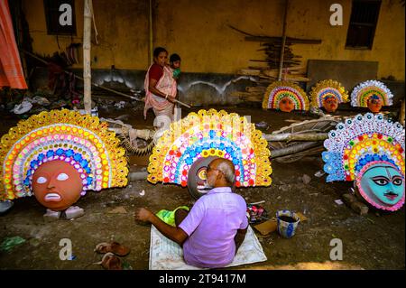 Ein Dorfidol-Künstler stellt große Farbmasken her, die Purulia Chhau Tanzmasken nachempfunden sind (Purulia Chhau Tanz ist auf der UNESCO-Liste der Tänze aufgeführt) von Göttinnen, Tieren und Rakshasas (humanoide Dämonen oder ungerechte Geister) wie hinduistische Mythologie-Charaktere aus Ton. Der Künstler malt dann die Götzenbilder mit Farbe, um sie in einem Jagaddhatri Puja Pandal zu installieren. Tehatta, Westbengalen, Indien. Stockfoto