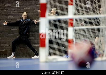 ARNHEM - Estavana Polman und Lois Abbingh während des Trainings der Handballmannschaft für die Weltmeisterschaft. Die Weltmeisterschaft findet in Dänemark, Norwegen und Schweden statt. ANP ROBIN VAN LONKHUIJSEN Stockfoto