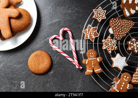 Nahaufnahme von Lebkuchen und Zuckerstangen Stockfoto