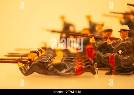 Spielzeugsoldaten in Formation Stockfoto