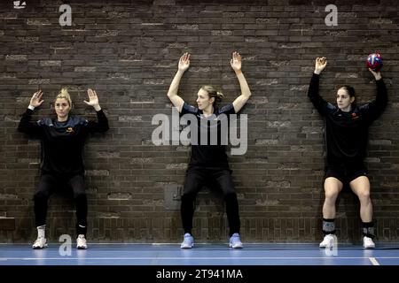 ARNHEM – Estavana Polman (l) und Lois Abbingh (m) während des Trainings der Handballmannschaft der Frauen für die Weltmeisterschaft. Die Weltmeisterschaft findet in Dänemark, Norwegen und Schweden statt. ANP ROBIN VAN LONKHUIJSEN niederlande aus - belgien aus Stockfoto