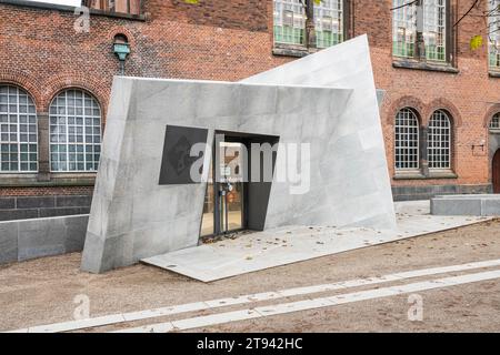 Der Eingang des Dänischen Jüdischen Museums in Kopenhagen vom Garten der Dänischen Königlichen Bibliothek aus gesehen. Architekt ist Daniel Libeskind. Kopenhagen, Denma Stockfoto