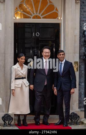 Whitehall, London, Großbritannien. November 2023. Yoon Suk Yeol, der Präsident von Südkorea, besuchte heute Nachmittag die Downing Street 10, um Premierminister Rishi Sunak und seine Frau zu treffen. Er ist nach einem Staatsbesuch in Großbritannien, als er gestern den König und die Königin im Buckingham Palace traf. Der Präsident hat heute Nachmittag in der Downing Street Gespräche mit Rishi Sunak über Themen wie Verteidigung, Handel und Technologie geführt. Quelle: Maureen McLean/Alamy Live News Stockfoto