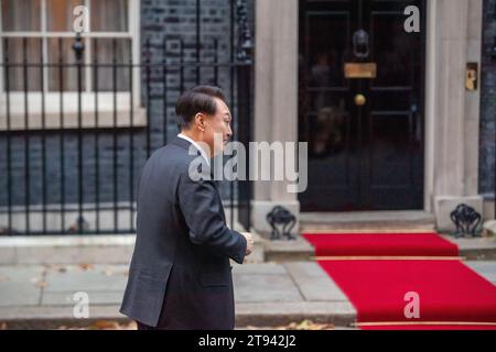 Whitehall, London, Großbritannien. November 2023. Yoon Suk Yeol, der Präsident von Südkorea, besuchte heute Nachmittag die Downing Street 10, um Premierminister Rishi Sunak und seine Frau zu treffen. Er ist nach einem Staatsbesuch in Großbritannien, als er gestern den König und die Königin im Buckingham Palace traf. Der Präsident hat heute Nachmittag in der Downing Street Gespräche mit Rishi Sunak über Themen wie Verteidigung, Handel und Technologie geführt. Quelle: Maureen McLean/Alamy Live News Stockfoto