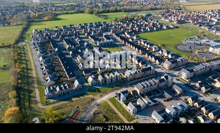 Das Bild vom 20. November 2023 zeigt eine allgemeine Ansicht von Northstowe in Cambridgeshire, Englands größter Neustadt. Englands größte Neustadt hat es noch Stockfoto