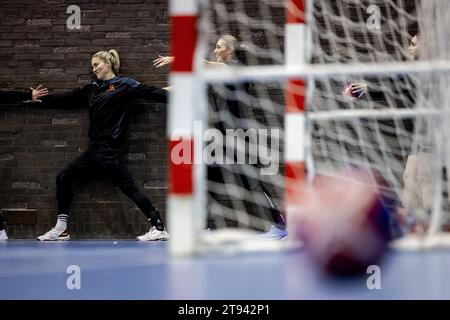 ARNHEM - Estavana Polman und Lois Abbingh während des Trainings der Handballmannschaft für die Weltmeisterschaft. Die Weltmeisterschaft findet in Dänemark, Norwegen und Schweden statt. ANP ROBIN VAN LONKHUIJSEN niederlande aus - belgien aus Stockfoto