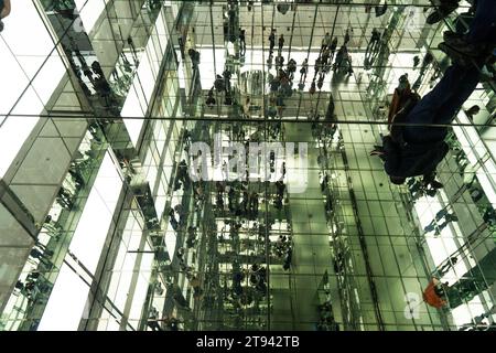 New York City, NY; 11. November 2022 - SUMMIT One Vanderbilt, Super-Weitblick Panorama innen endlose Glasspiegel reflektieren Touristen auf mehreren Ebenen Stockfoto