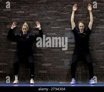 ARNHEM - Estavana Polman und Lois Abbingh während des Trainings der Handballmannschaft für die Weltmeisterschaft. Die Weltmeisterschaft findet in Dänemark, Norwegen und Schweden statt. ANP ROBIN VAN LONKHUIJSEN Stockfoto