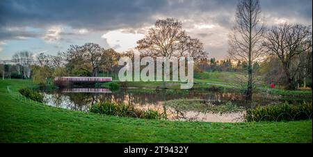 Der Queen Mother's Lake im Herbst im RHS Harlow Carr Gardens in Harrogate. Stockfoto