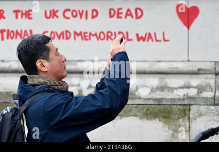 November 2023. London, Großbritannien. Die nationale COVID-19-Gedenkmauer am St. Thomas' Hospital, Westminster. Die unabhängige öffentliche Untersuchung zu den Auswirkungen der COVID-19-Pandemie wurde von Boris Johnson im Juni 2021 angekündigt und soll im Frühjahr 2022 beginnen. Quelle: michael melia/Alamy Live News Stockfoto