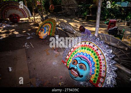 Ein Dorfidol-Künstler stellt große Farbmasken her, die Purulia Chhau Tanzmasken nachempfunden sind (Purulia Chhau Tanz ist auf der UNESCO-Liste der Tänze aufgeführt) von Göttinnen, Tieren und Rakshasas (humanoide Dämonen oder ungerechte Geister) wie hinduistische Mythologie-Charaktere aus Ton. Der Künstler malt dann die Götzenbilder mit Farbe, um sie in einem Jagaddhatri Puja Pandal zu installieren. Tehatta, Westbengalen, Indien. Stockfoto