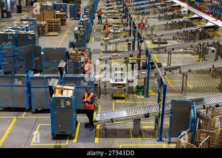 Das Bild vom 14. November zeigt das Amazon-Versandzentrum in Peterborough, Cambs, während es sich auf den Black Friday vorbereitet. Das Personal arbeitet rund um die Uhr Stockfoto