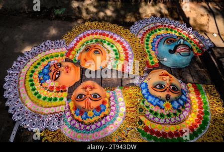 Ein Dorfidol-Künstler stellt große Farbmasken her, die Purulia Chhau Tanzmasken nachempfunden sind (Purulia Chhau Tanz ist auf der UNESCO-Liste der Tänze aufgeführt) von Göttinnen, Tieren und Rakshasas (humanoide Dämonen oder ungerechte Geister) wie hinduistische Mythologie-Charaktere aus Ton. Der Künstler malt dann die Götzenbilder mit Farbe, um sie in einem Jagaddhatri Puja Pandal zu installieren. Tehatta, Westbengalen, Indien. Stockfoto