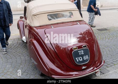 Split, Kroatien - 13. Mai 2023: Oldtimer Peugeot 202 Cabriolet in Weinrot mit beigem Dach *** Oldtimer Auto Peugeot 202 Cabriolet in weinrot mit einem beigen Dach Stockfoto