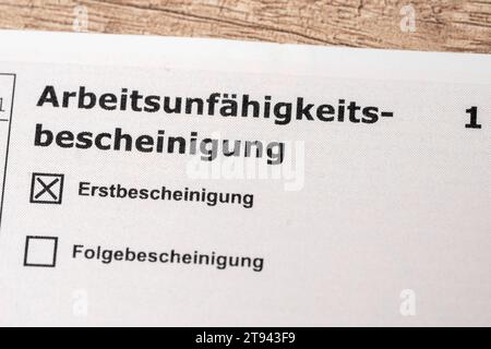 Augsburg, Bayern, Deutschland - 20. November 2023: Arbeitsunfähigkeitsbescheinigung eines Mitarbeiters durch einen Arzt. Erste Krankheitsbescheinigung *** Arbeitsunfähigkeitsbescheinigung für einen Arbeitnehmer von einem Arzt ausgestellt. Erstbescheinigung über eine Krankheit Stockfoto